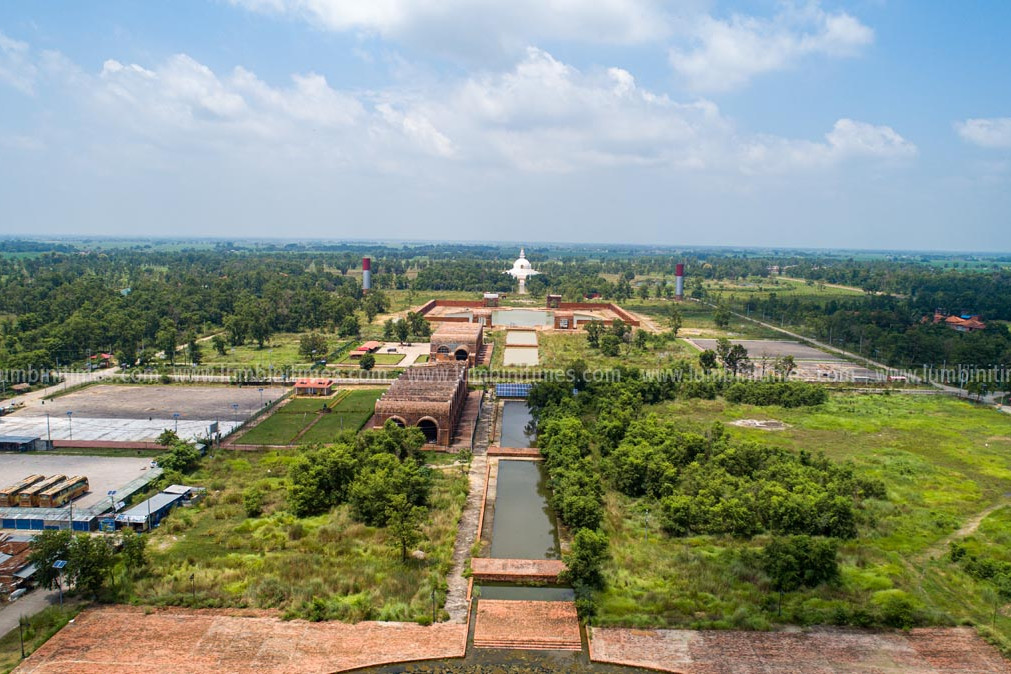बुद्ध जन्मस्थल लुम्बिनीस्थित केन्द्रीय नहर र शान्ति स्तुपा क्षेत्रको दृश्य । तस्वीर: लुम्बिनी टाइम्स